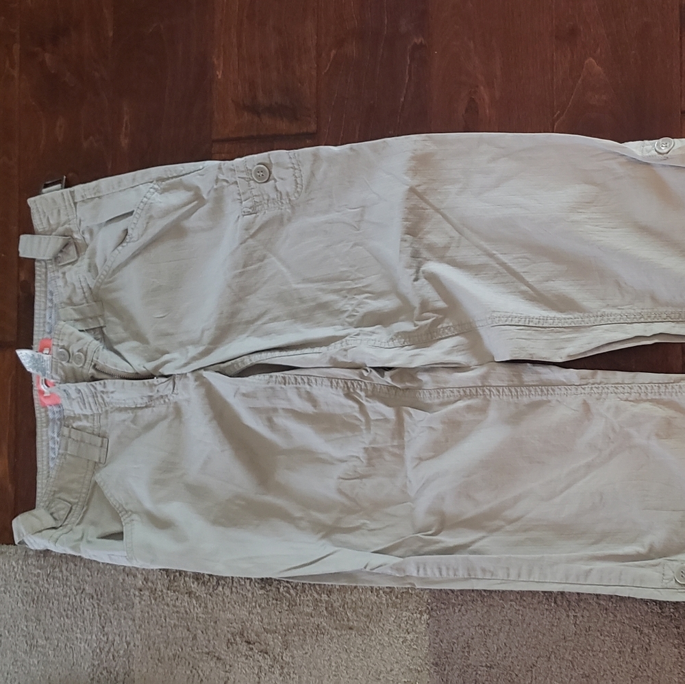 2 front and back pockets, 1 hip pocket